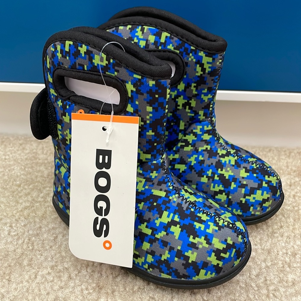 Baby BOGS NWT toddler boy size 9 multi color maze velcro winter boots.